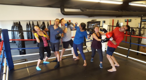 一群人正在體驗Kickboxing的企業培訓活動