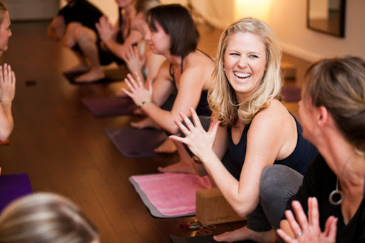 一個女人與一群人正在進行大笑瑜伽的Greeting Laughter
